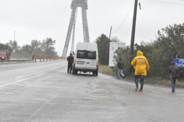 Circulaţia elevilor şi navetiştilor pe Podul Agigea, în continuare la pas. Se aşteaptă decizia CNADNR
